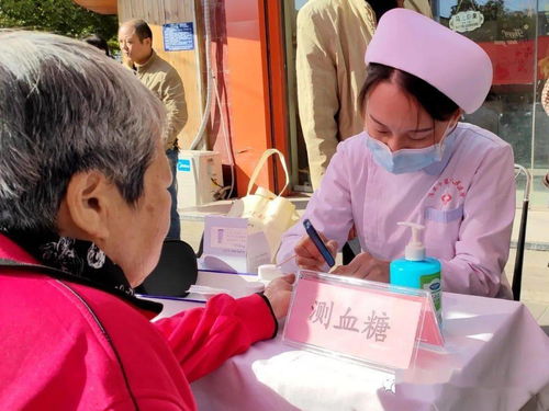 愛滿金秋，健康同行——市四院深入社區(qū)為老年朋友開展義診與養(yǎng)生保健服務